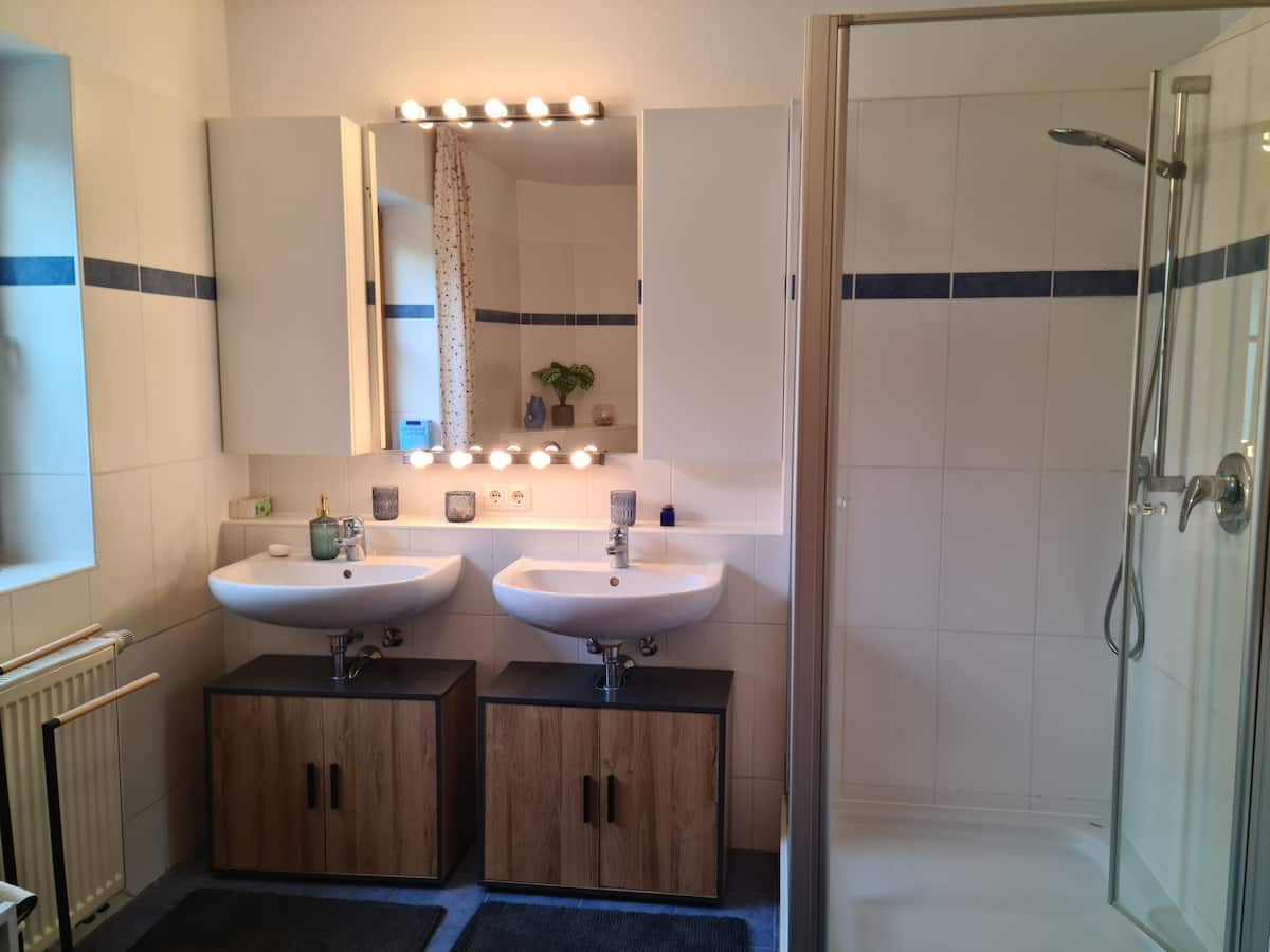 Badezimmer mit Badewanne und Dusche