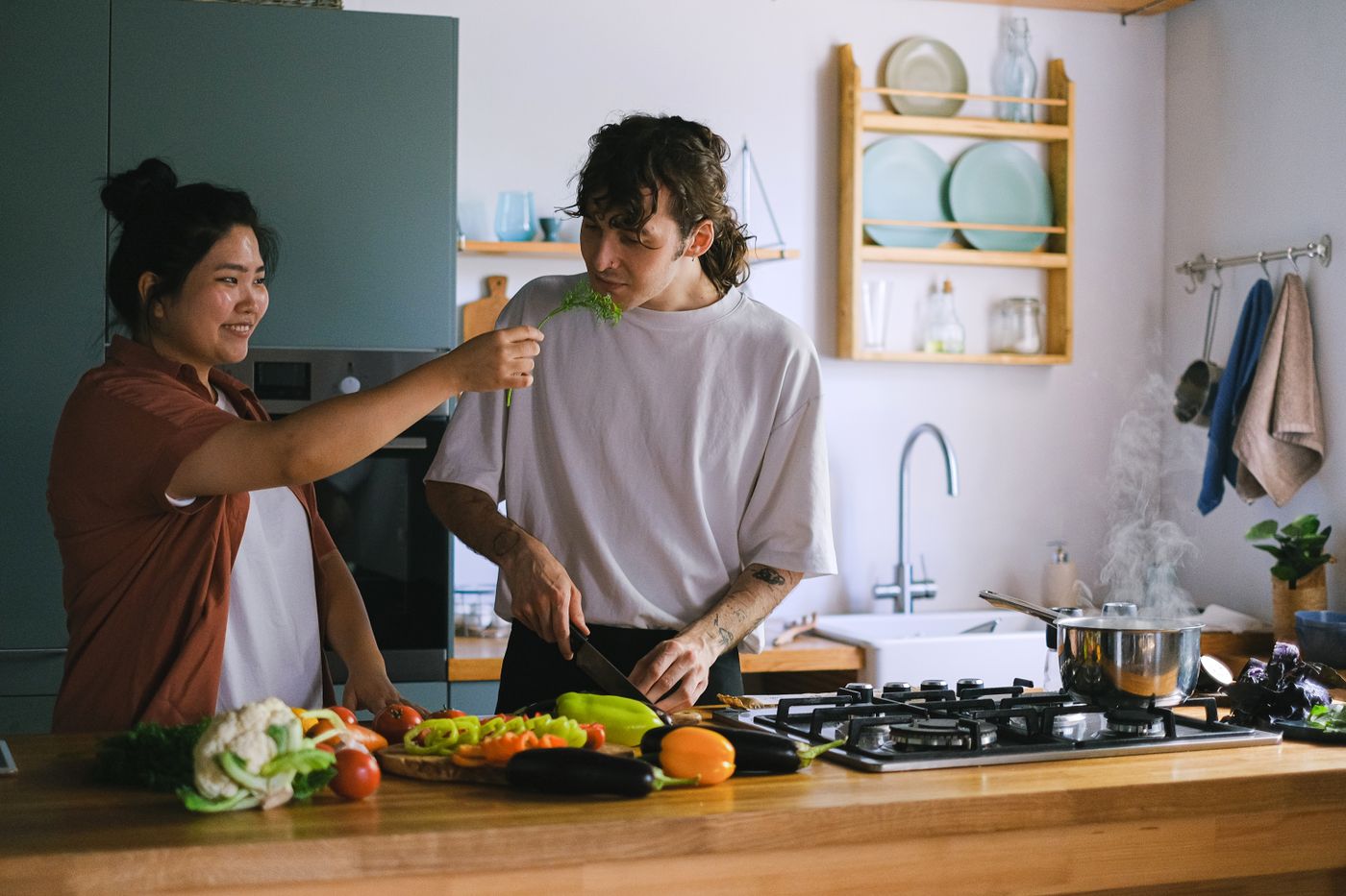 Zwei Menschen kochen gemeinsam in einer gemütlichen Küche